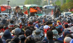 [포토] 현대기아차 앞에 어김없이 등장한 최루액