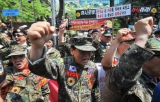 [포토] 군가 부르며 일본 규탄하는 월남전참전자회