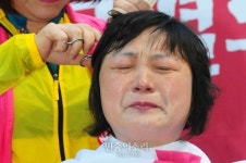 [포토] 눈물 흘리며 삭발하는 박금자 위원장