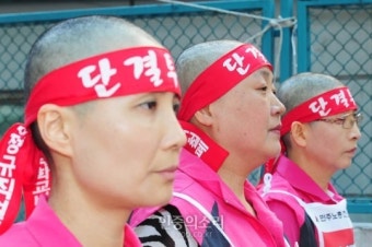 [포토] 삭발한 전국학교비정규직노조 박금자 위원장과 임원진
