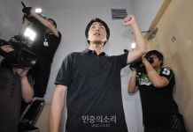 [포토] 구호 외치며 한국일보 편집국 개방 요구하는 정상원 지부장