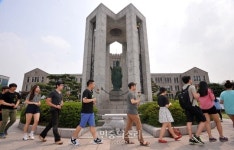 [포토] 민주주의 회복 기원하며 불상 도는 동국대학교