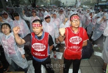 [포토] 비를 맞으며 구호를 외치는 케이블방송 비정규직 노동자들