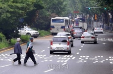 [단독]노인 위한 승강기 공사, ‘아찔’ 무단횡단 불러