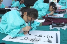 [포토] 한글날 기념 붓글씨 쓰는 어린이들