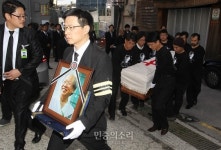 [포토] 향린교회를 떠나는 홍근수 목사 영정