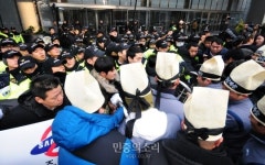 [포토] 노동자들 삼성전자 진입 막는 경찰들