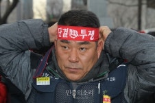 [포토] 투쟁의 머리띠를 묶는 대우조선노동조합 성만호 위원장