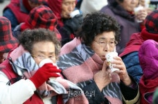 [포토] 따뜻한 차로 추위 달래는 밀양 송전탑 할머니들
