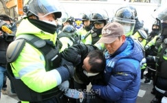 [포토] 철도노조 지키려 온 시민 연행