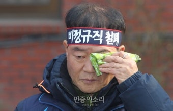 [포토] 비정규직 철폐 눈물을 닦는 주봉희 민주노총 부위원장