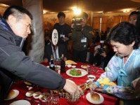 [포토] 형수에게 첫 술을 드리는 박양수 동생 박양곤