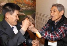 [포토] 이산가족 상봉, 아들아 이것도 먹어보렴!