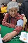 [포토] 상봉 앞두고 건강 확인하는 이산가족들