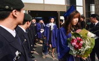 [포토] 서울대 졸업식, 학위수여식장을 나서는 졸업생들