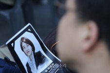 [포토] 고 박은지 부대표 사진을 보는 영결식 참석자