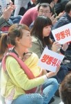 [포토] 아이 안은 채 투쟁하는 이동통신 사업자