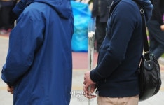 안산 올림픽기념관, 추모 국화 손에 든 안산 시민들 [포토]
