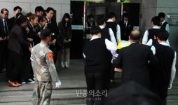 단원고 세월호 희생학생 수원연화장 운구, 오열하는 유족들 [포토]