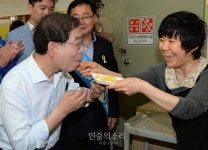 떡 받아먹는 박원순 새정치연합 서울시장 후보 [포토]