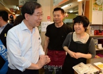 대치동 지하상가 찾은 박원순 새정치연합 서울시장 후보 [포토]