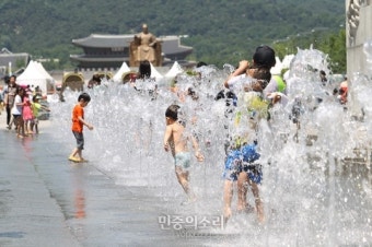 [영상] 30도 웃도는 서울 날씨...도심 한복판 물놀이