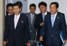 함께 입장하는 남·북 위원장 [포토]