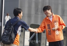 미소로 노동자들과 인사하는 김득중 후보 [포토]