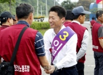 전남 동부 플랜트건설 노조원과 인사하는 이성수 후보 [포토]