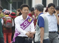 서울 가는 노동자들과 인사하는 이성수 후보 [포토]