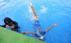 여름 무더위, 물 속에 뛰어든 아이들 [포토]