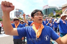 구호 외치는 민주노총 통일선봉대 [포토]