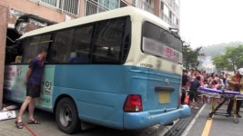 부산서 마을버스 아파트 돌진, 12명 부상