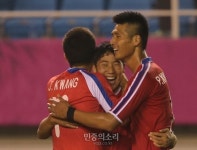 북한 세번째 골 넣고 기뻐하는 정인관 [포토]