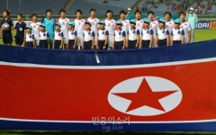 아시안게임 여자 축구, 국가 부르는 북한 선수들 [포토]