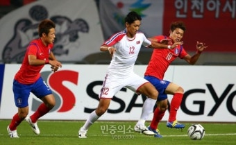 드리블 하는 북한 축구팀 리영직 [포토]