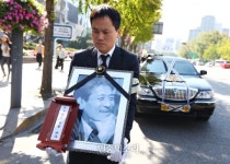 동아일보사 향하는 성유보 선생 운구행렬 [포토]