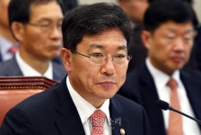 국정감사 사전검열 의혹 속의 윤상직 산업자원부 장관 [포토]