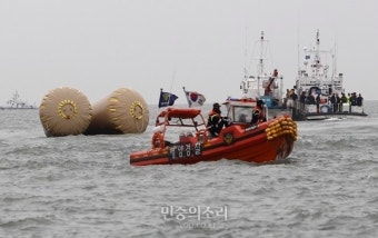 세월호 실종자 가족, “수중 수색 계속해 달라”