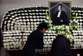 신해철 영정 앞에서 오열하는 조문객 [포토]