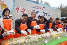 한우의날 한우 주먹밥 만드는 이동필 장관 [포토]