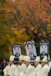 신현대아파트 경비노동자의 죽음 애도 [포토]