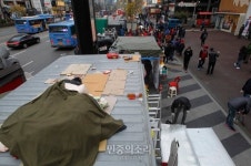 행정대집행에 대비 강남대로 지키는 노점상인들 [포토]