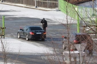 추모화환 전달위해 북으로 향하는 박지원 차량 [포토]