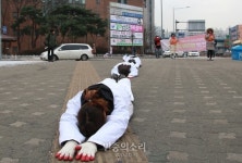 비정규직법 철폐 요구하는 기륭전자 조합원들 [포토]