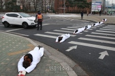 오체투지 벌이여 비정규직법 철폐 요구하는 기륭전자 조합원들 [포토]