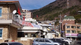 창원시 진해구 돌산마을 주민, 주택재개발 놓고 갈등
