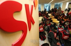 SK본사에서 농성하는 SK브로드밴드 하청노동자들 [포토]