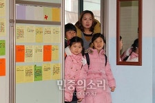 초등학교 예비소집일 교실 둘러보는 아이들과 학부모 [포토]