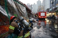 도곡시장 화재 현장 정리하는 소방관 [포토]